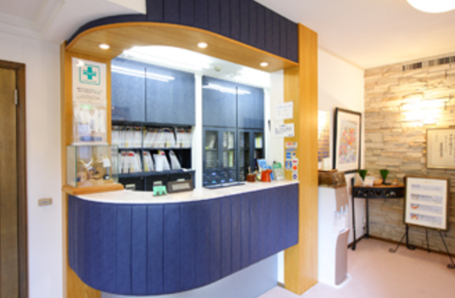 ①クリニック外観　②受付　③待合室