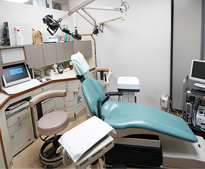 ①診療風景②待合室③診療スペース