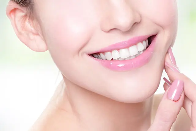 金属を使用しないセラミック治療で、見た目の美しさと機能性を両立します