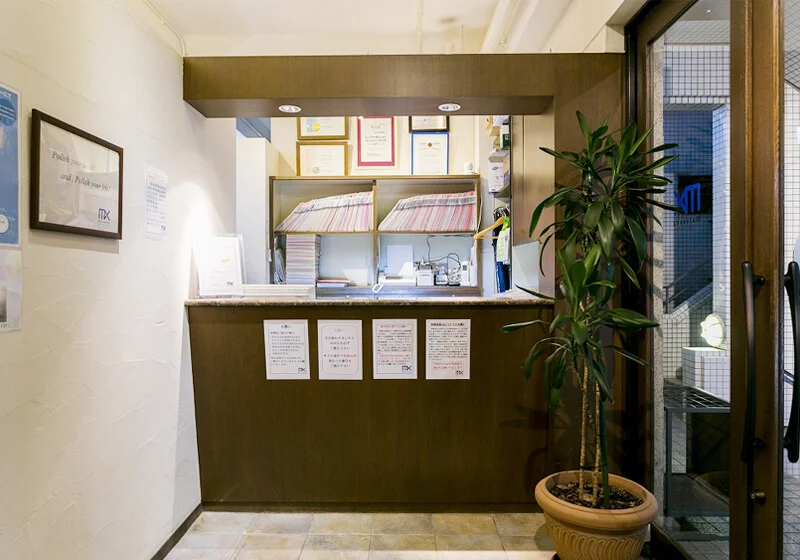 ①本院は「パルティー芦屋」の2階です ②受付 ③待合室