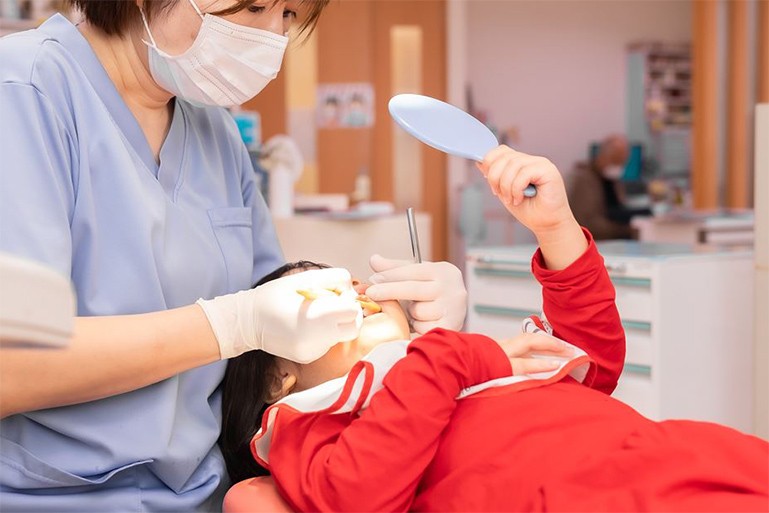 口腔機能発達不全症に対する指導や訓練から始め、お子様のお口の状態や成長段階を丁寧に確認する診療を行っています。