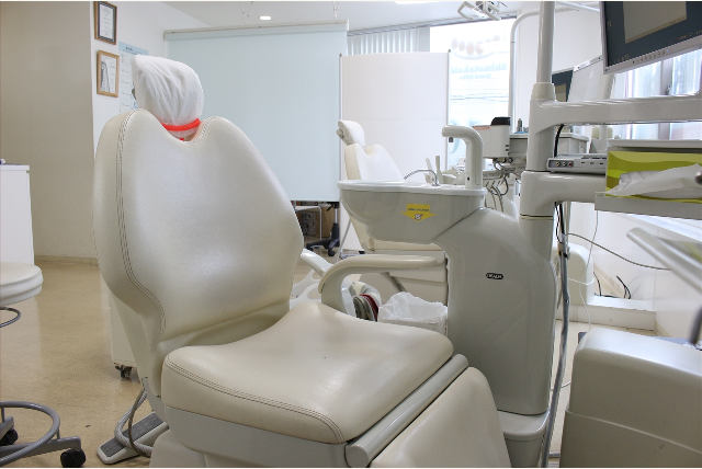 ①クリニック外観②受付③診療チェア