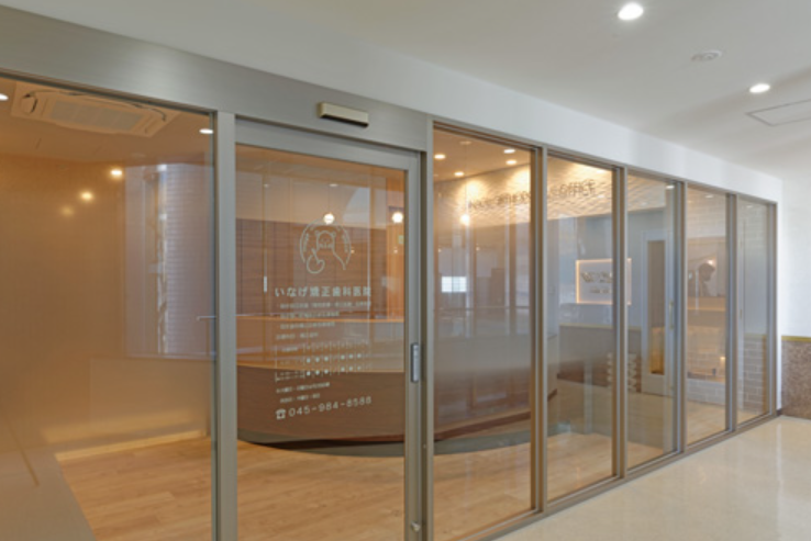 ①診療室②受付③エントランス