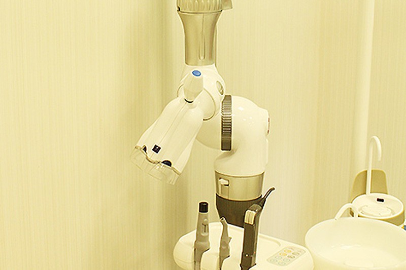 口腔外バキュームを活用し治療時の粉塵を吸い込んでいます