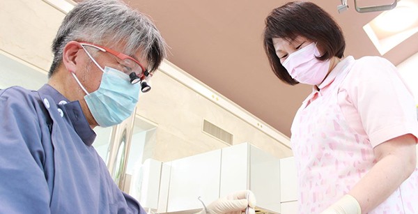 根管治療は歯の根（神経）を処置する治療です