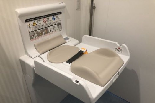 赤ちゃんをお連れの方へおむつ台がございます