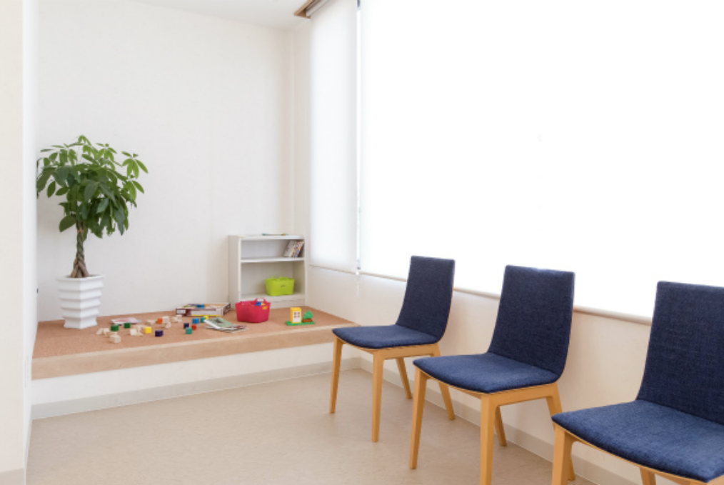 ①クリニック外観　②受付・待合室　③キッズスペース