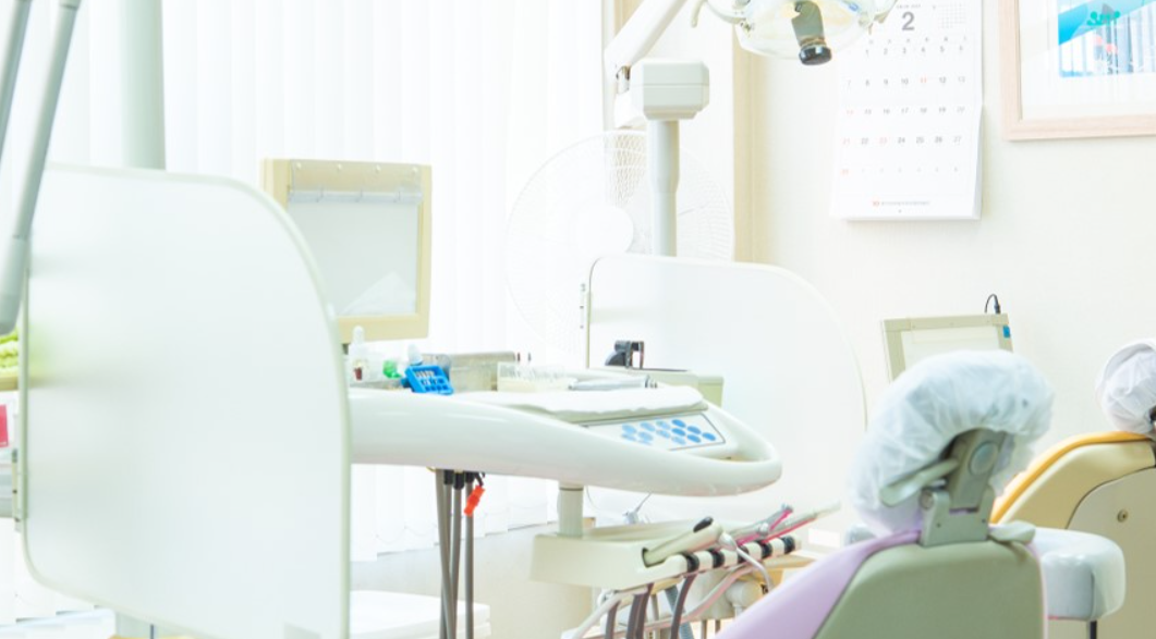 ①入口②受付③診療室