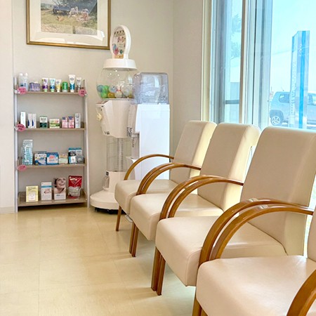 ①外観②待合室③診療室