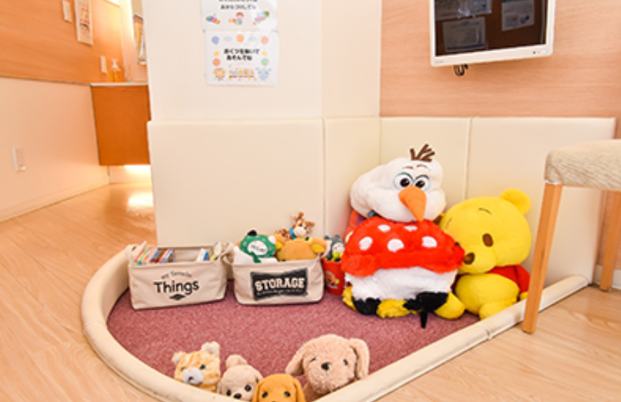 ①クリニック外観②受付③キッズスペース