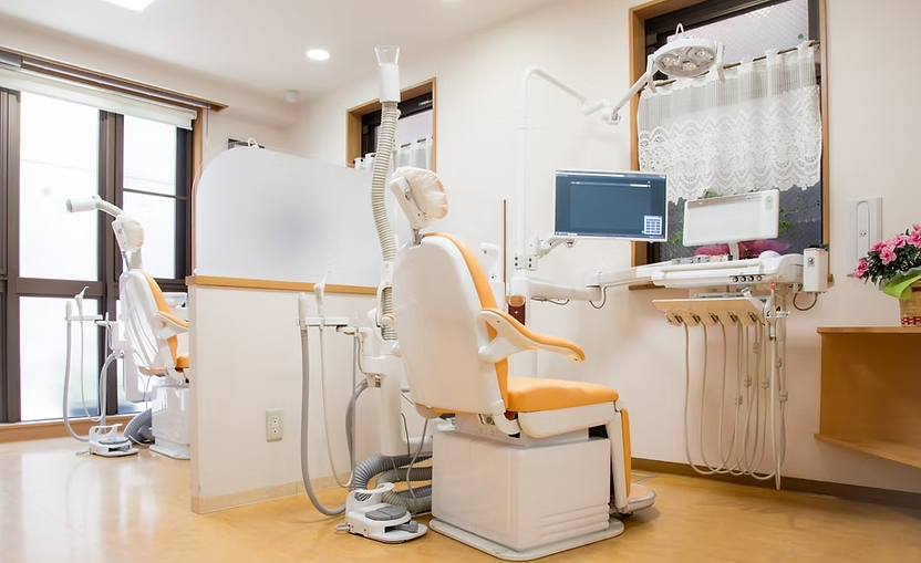 ①クリニック外観②待合室③診察室