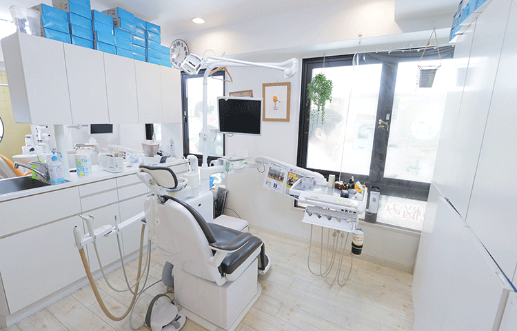 ①外観②診療室③みはる矯正・歯科医院のスタッフ