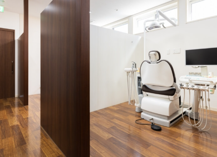 ①外観②待合室③診療室