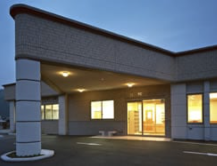 ①クリニック外観　②診察室　③治療器具