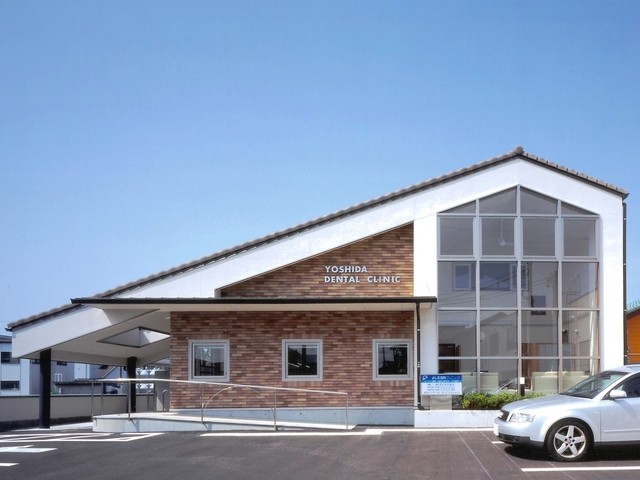 ①外観②受付③診療スペース