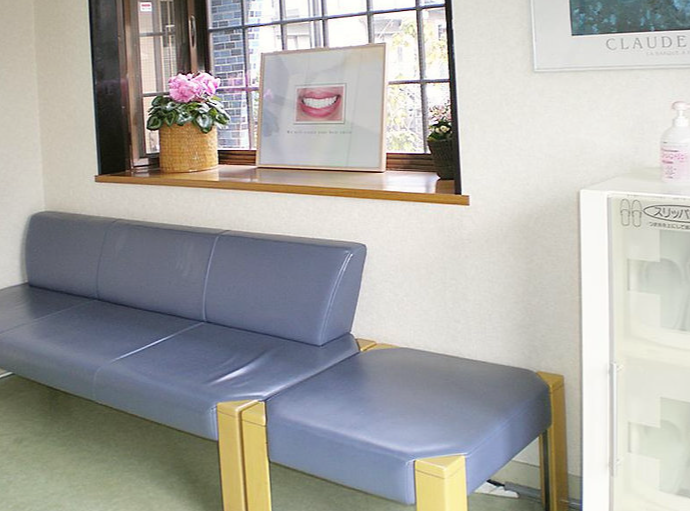 ①クリニック外観　②受付　③待合室