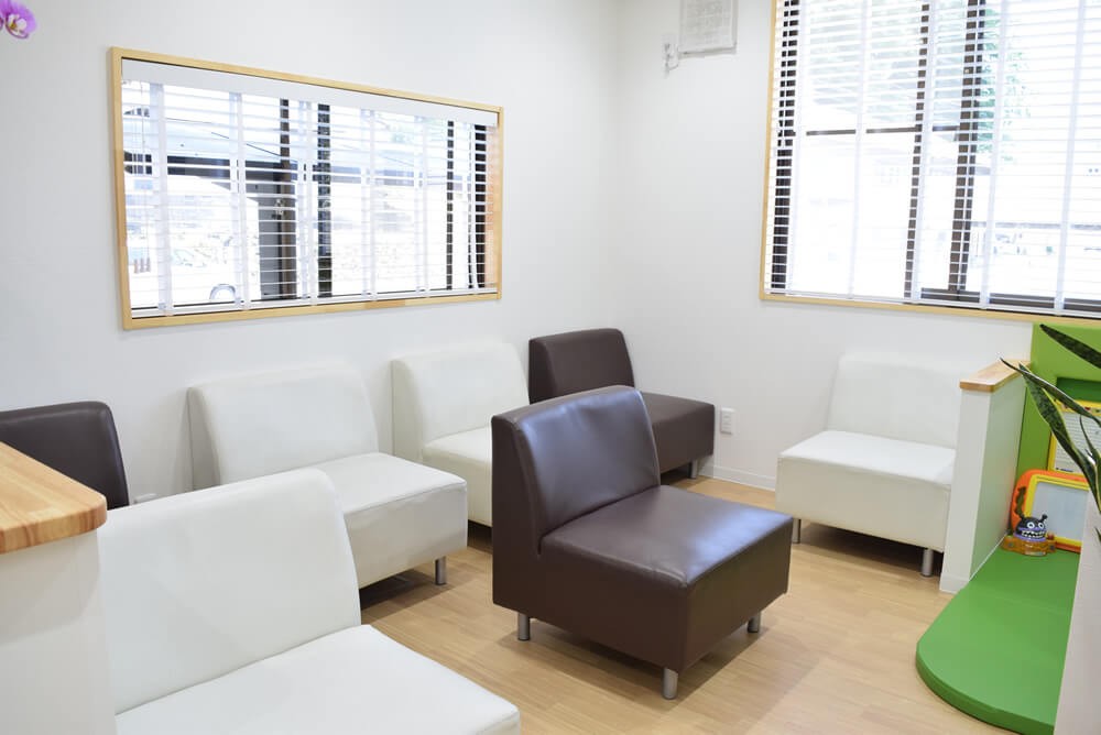 ①医院外観②受付③待合室