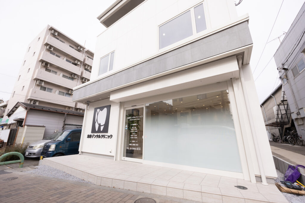 ①クリニック外観②受付・待合室③診療室