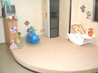 託児スペースを設置しており保育士がお子様のお相手をします