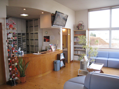 ①受付 ②キッズルーム ③診療室