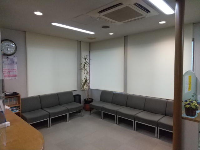 シックな色合いの待合室です
