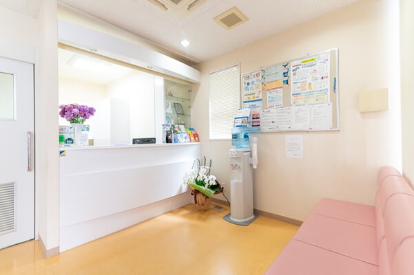 ①医院外観②受付③待合室