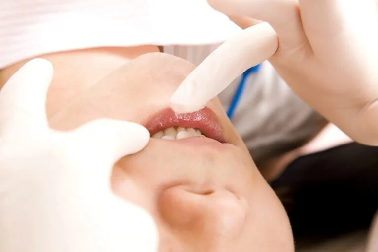 見た目と噛み合わせのバランスを考慮した治療を行います