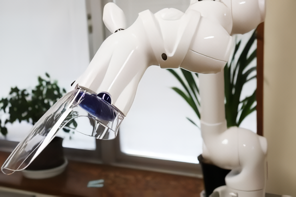 口腔外バキュームで削った飛沫を吸い込みます