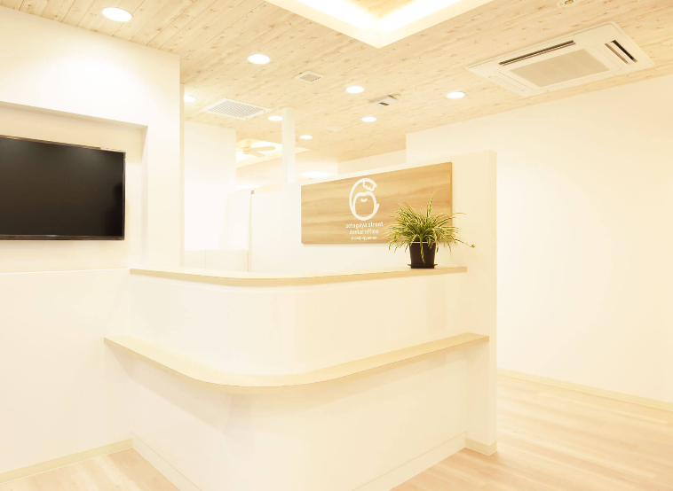 ①クリニック外観　②受付　③院内