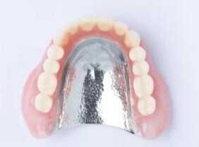 保険適用外の入れ歯としてチタン床義歯・コバルトクロム床義歯・ノンクラスプ義歯を取り扱っています