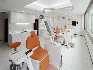 【松福町2丁目バス停より徒歩2分】【琴電松島二丁目駅より徒歩9分】心地よい治療で皆様のお口の健康を守るらく楽歯科クリニック