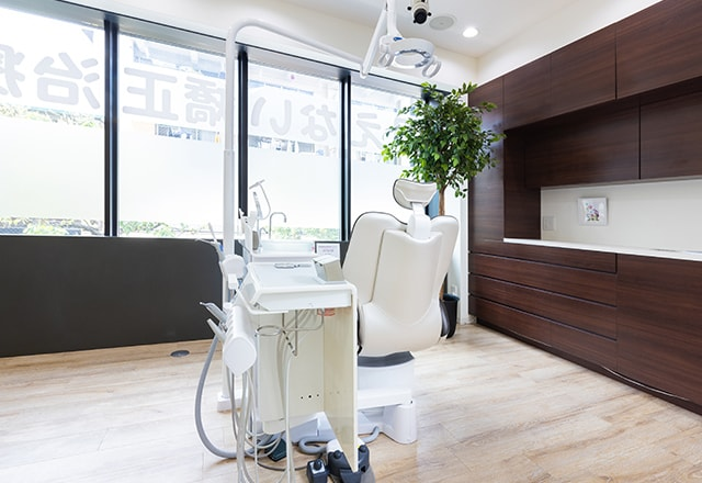 【麻布十番駅 4番出口より徒歩1分】【土曜・日曜診療】【WSLO世界舌側矯正歯科学会認定医在籍】矯正治療専門クリニックだからこそできる精度の高い治療で皆様の美しい歯並びをサポート「麻布十番矯正歯科室」