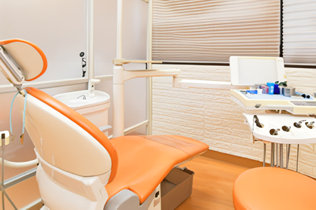 ①待合室②外観③診療スペース