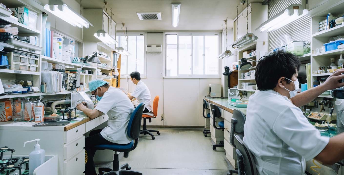 院内技工ラボにて精密な補綴物を製作しています