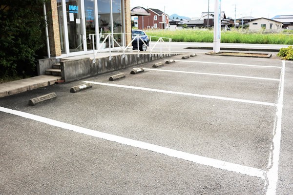 院の前に駐車場が完備されています