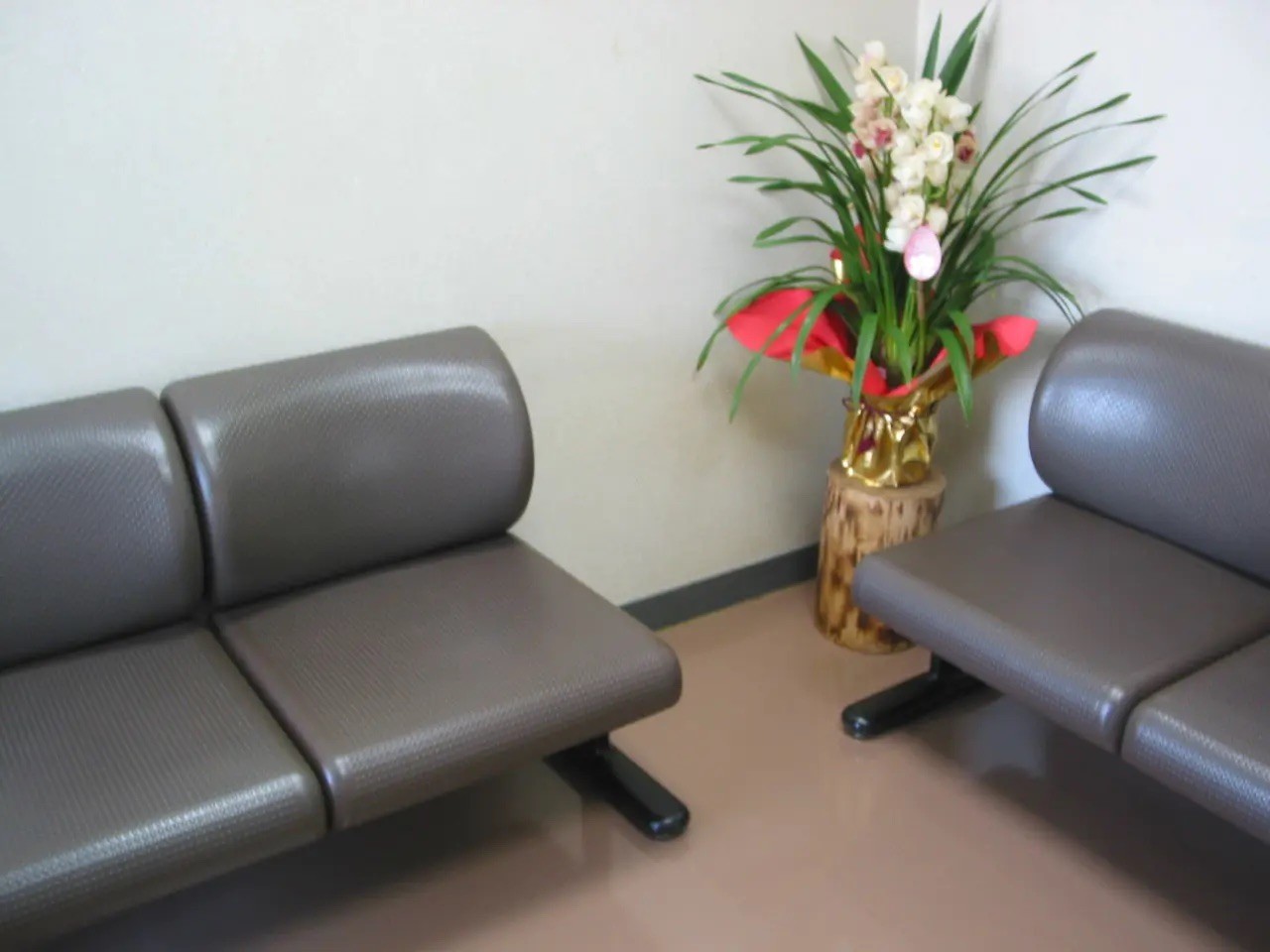 ①受付②待合室③医院入口