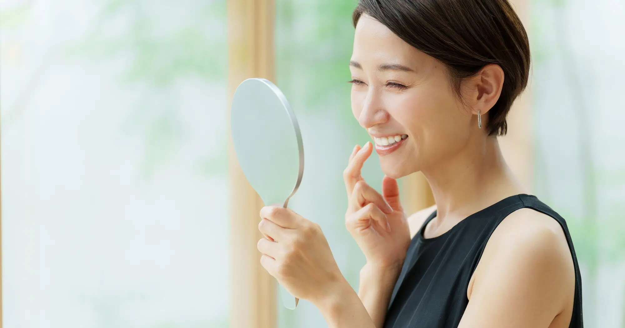 専属の歯科技工士が常駐しているため、詰め物や被せ物の色や形を細部まで調整できるのが大きな特徴です