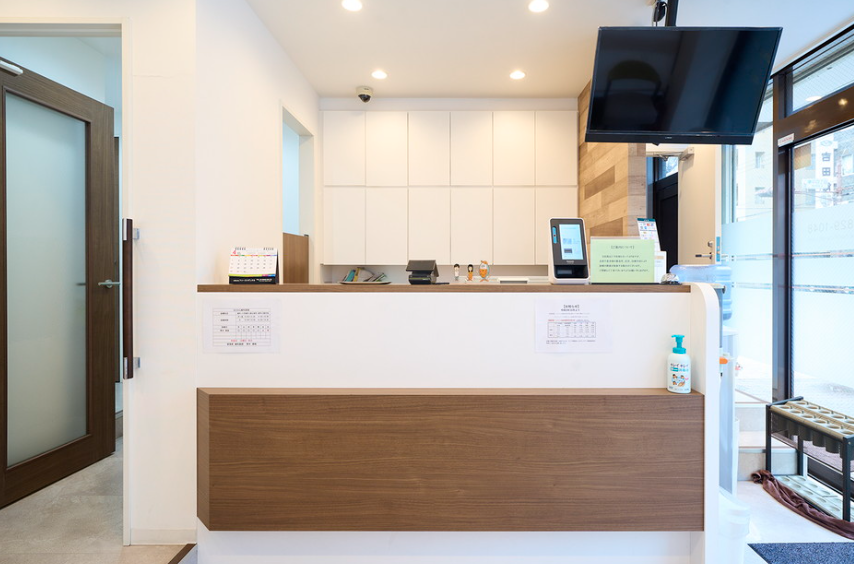 ①クリニック外観②受付③待合室