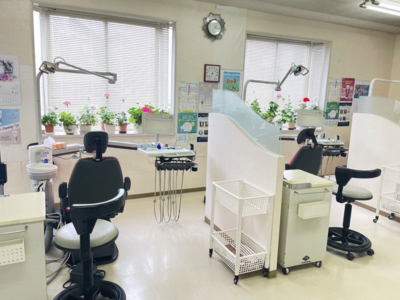 診療室では各ユニットは仕切られています