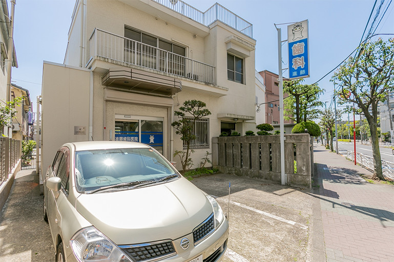 ①クリニック外観②駐車場も完備しています③受付