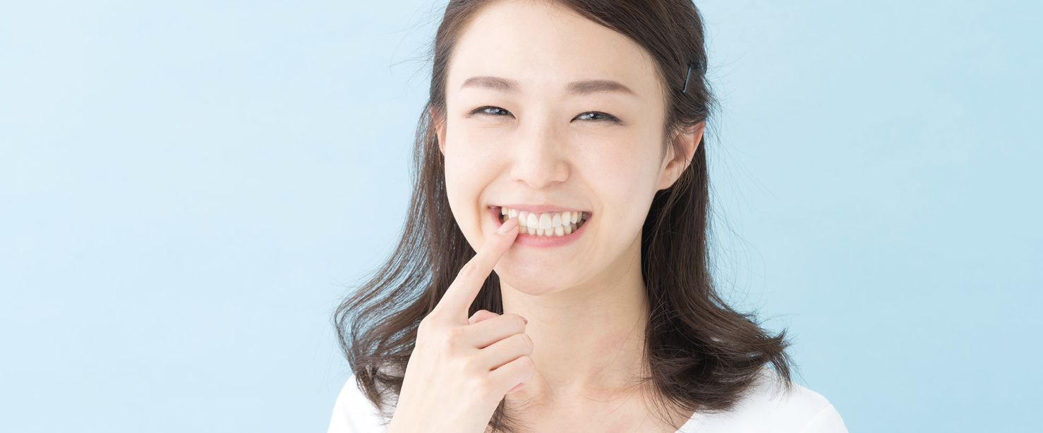 歯の機能を回復するだけでなく、見た目の美しさも追求する治療法です