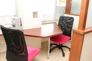 カウンセリングルーム にて相談や治療計画を説明します