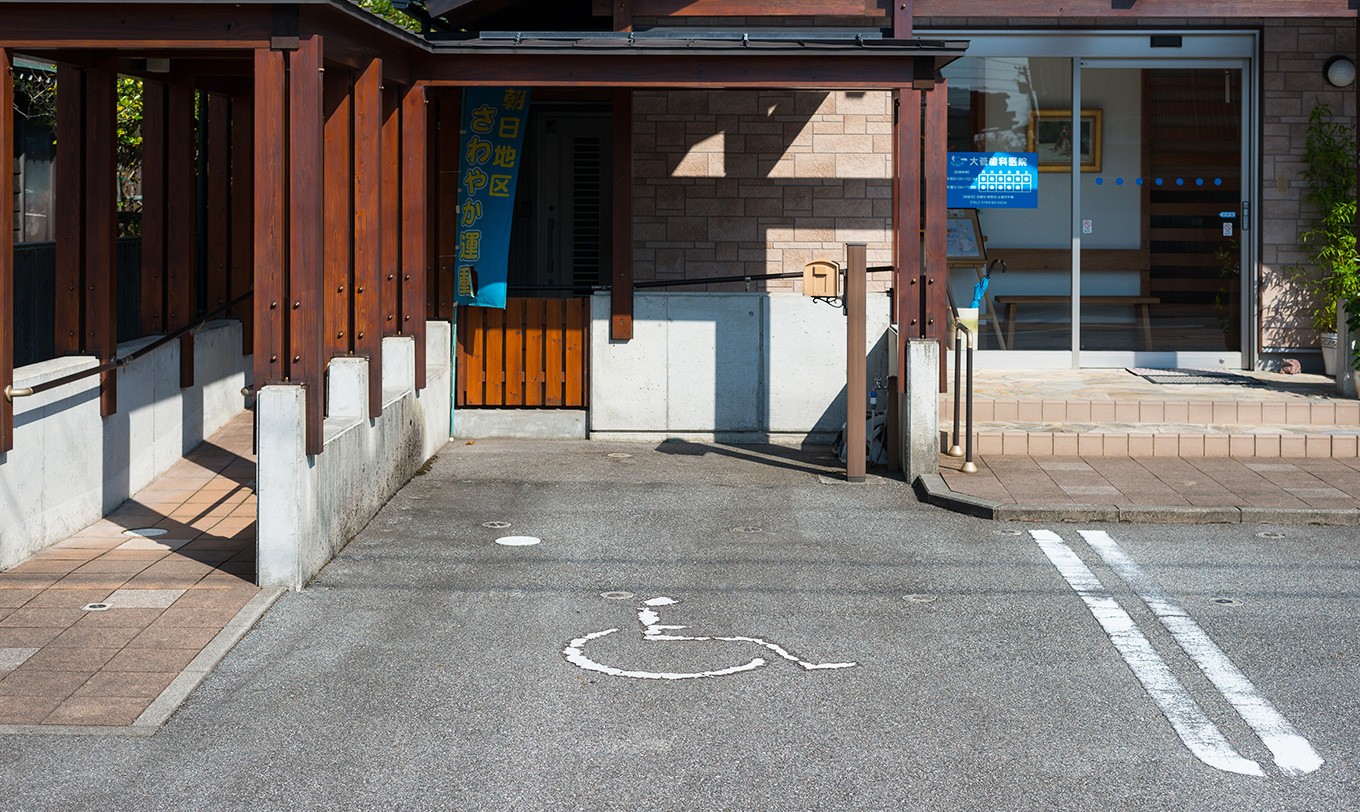 ①クリニック外観②バリアフリー駐車場③受付