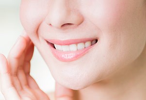 歯の黄ばみや着色が気になる患者様に向けて、分割ポリリン酸Naを活用したポリリンホワイトニングを行っています。