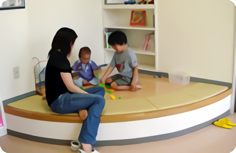 ①外観②スロープ完備③チャイルドコーナー