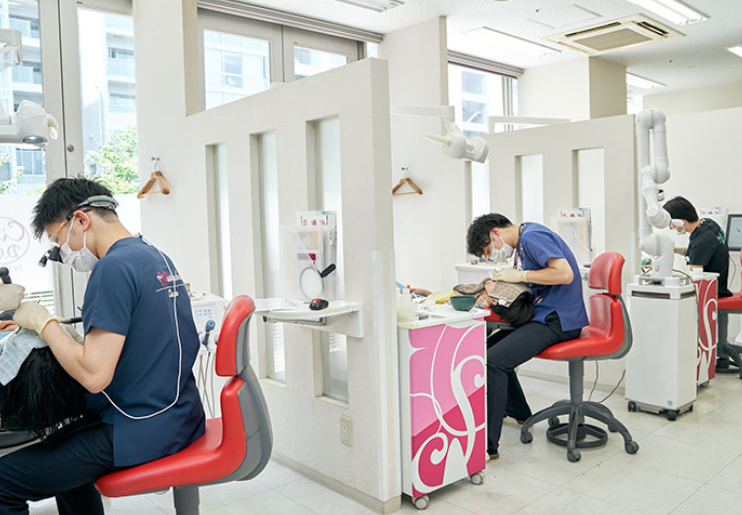 形状記憶合金とセルフライゲーションシステムで快適な矯正体験を実現