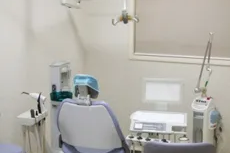 【高横須賀駅前すぐ】歯周病・インプラントの専門性に強みをもつ あい歯科