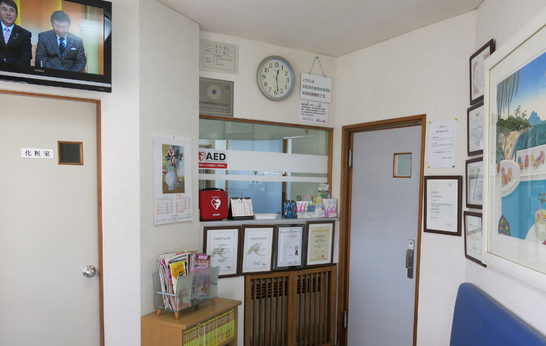 ①クリニック外観　②受付　③待合室