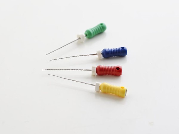 ニッケルチタンファイルと呼ばれる器具を活用します