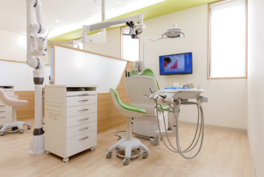 明るく外の光を取り入れる診療室内